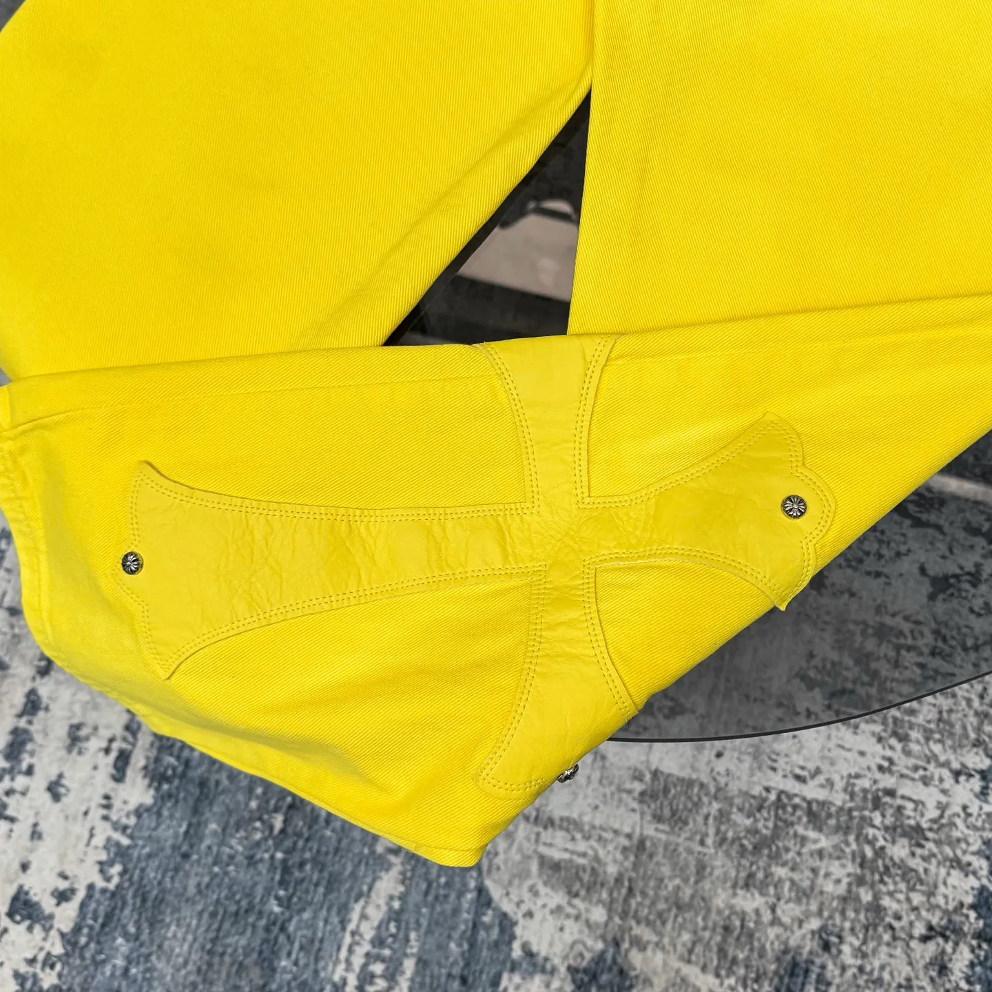 P280 Chrome hearts CH Fan Chengcheng's same style New York limited large leather label dopamine yellow jeans Special Italian cowhide printed and cut Customized sheepskin three-layer thick thread leather The whole body is spliced in heavy water washing craftsman's hand-splashed ink You can see the details Three-dimensional cutting version Loose and comfortable, not picky about the figure Make you taller and slimmer Factory Seiko Original quality control Same style for men and women Can be matched with couples Versatile recommendation Necessary jeans for all seasons Color: lemon yellow Size: s m l xl